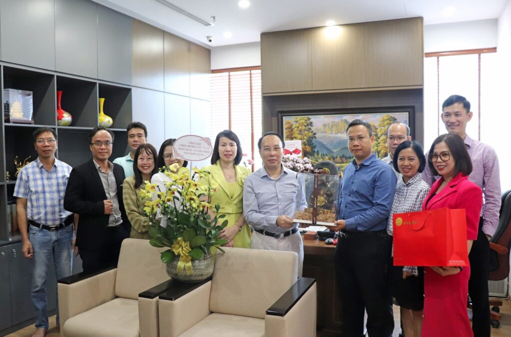 TẬP THỂ CÔNG TY CỔ PHẦN KLB CHÚC MỪNG NGÀY DOANH NHÂN VIỆT NAM 13/10